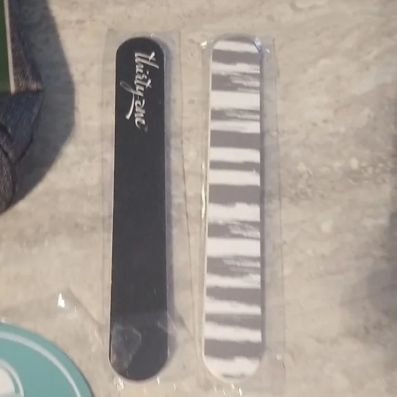 Thirty-One Lot - Picture 5 of 6